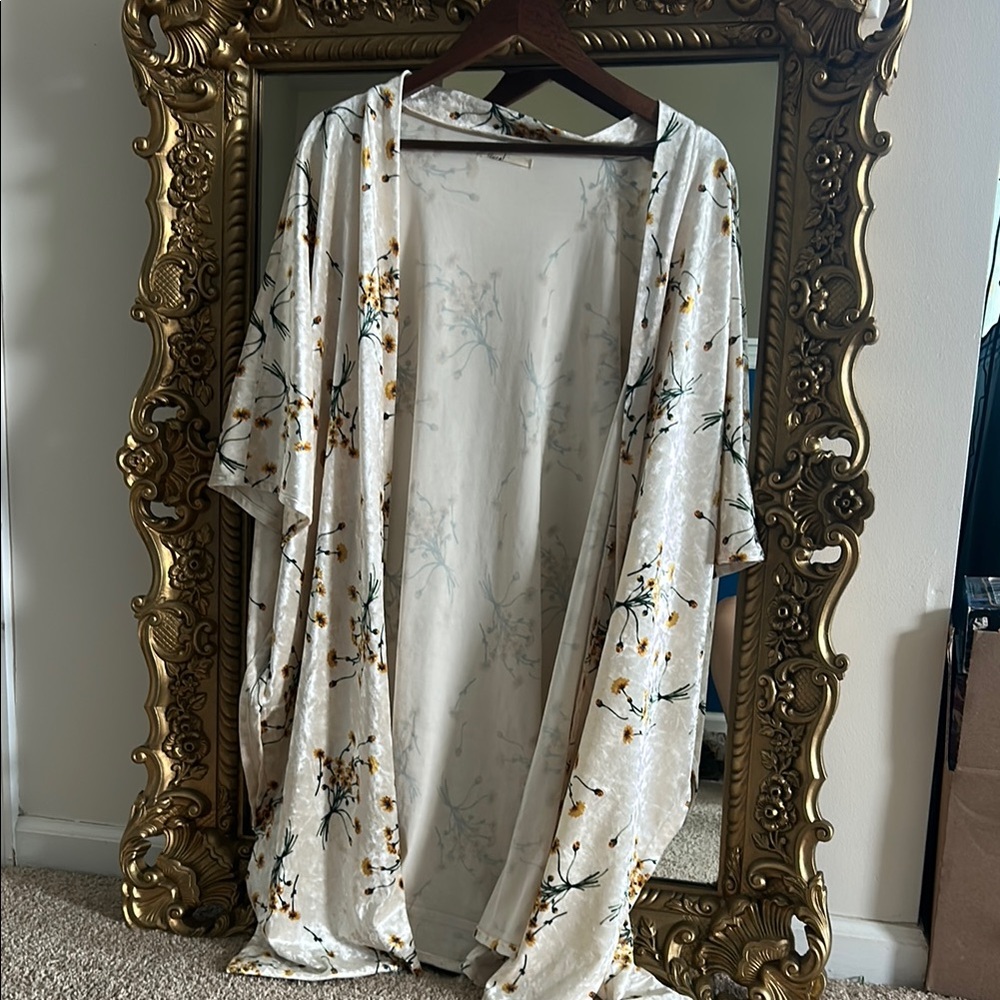 Floreat Cream and Gold Kimono Top Decor